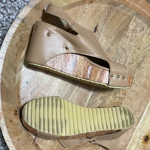 Woman’s Tan Cork Wedges - Picture 8 of 11